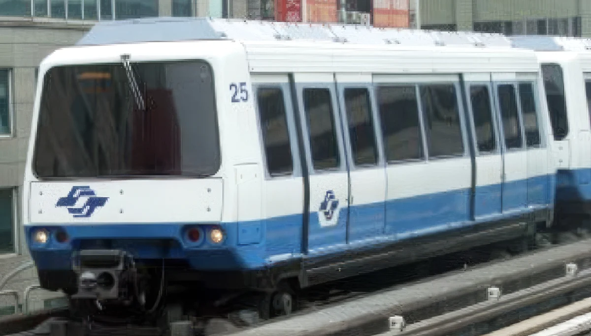 U-Bahn-Zug in Taipei, weiß mit blauem Streifen
