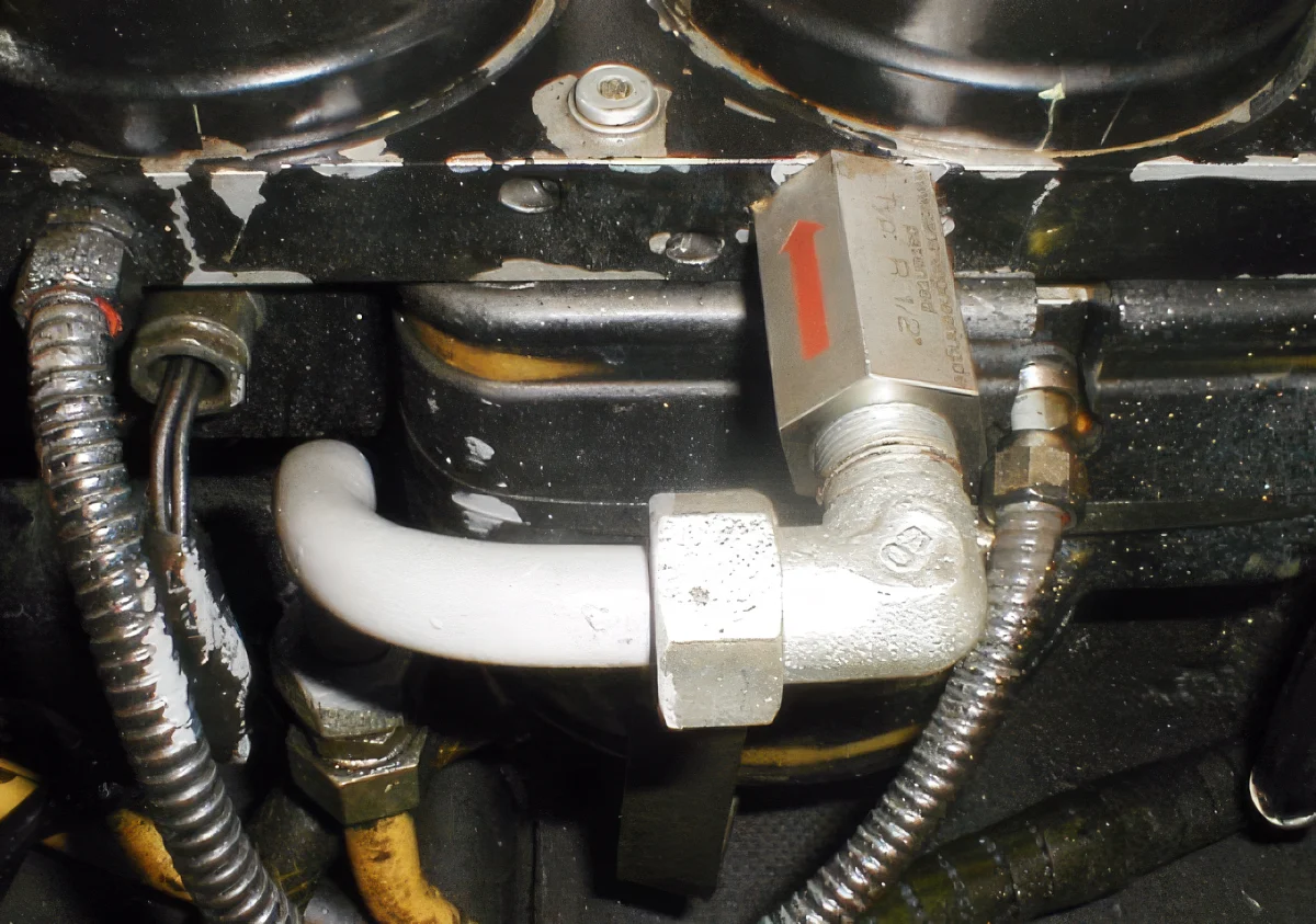 Eingebauter pulsmin Dämpfer mit rotem Richtungspfeil in einer Straßenbahn in Zagreb